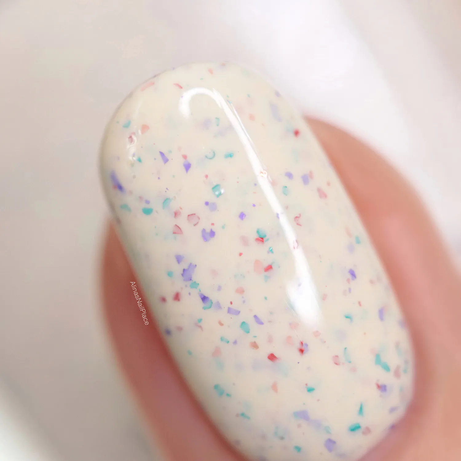 ILNP Tea Party Cake Pop nagellack krämvit prickig