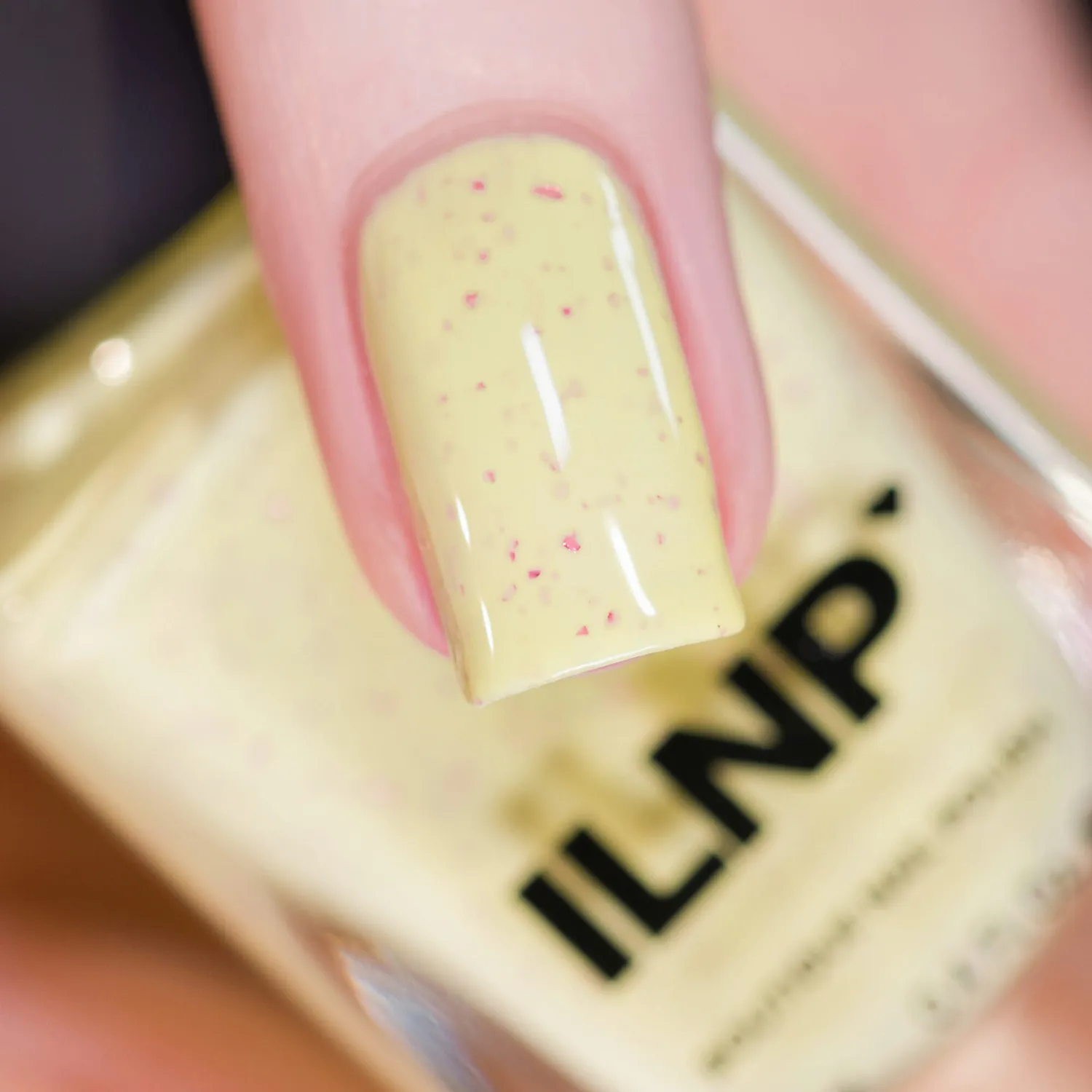 ILNP Lemon Cake nagellack pastellgult rosa flakes