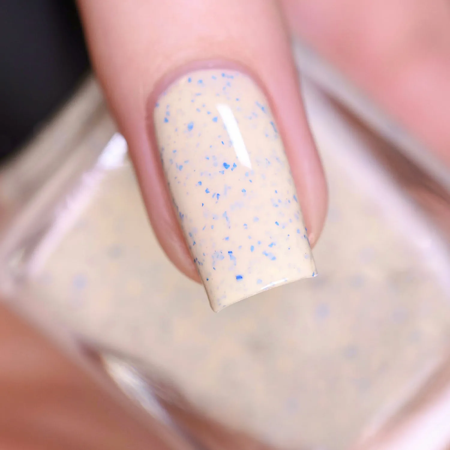 ILNP Courtyard Sundress nagellack beige blå flakes