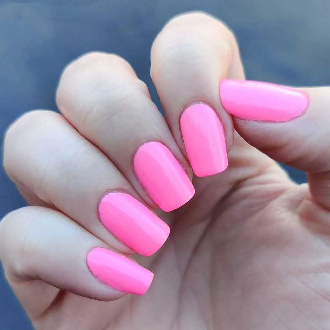 Cirque Colors Valley of the Dolls nagellack neonrosa