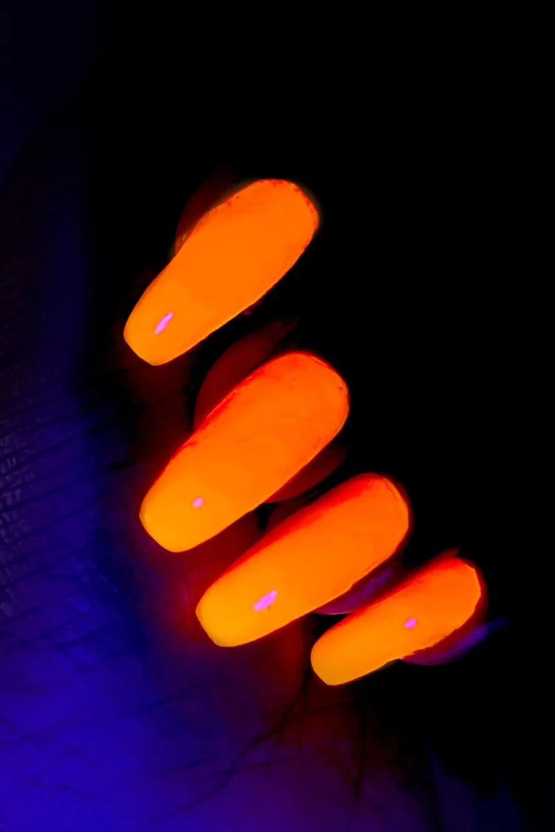 Cirque Colors Rumor Mill nagellack neonkorall kräm