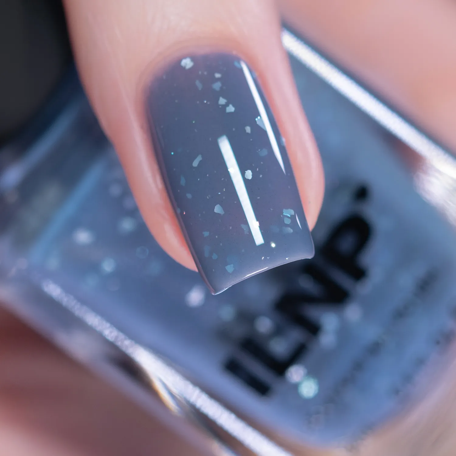 ILNP Rainy Days nagellack denimblå flakie shimmer