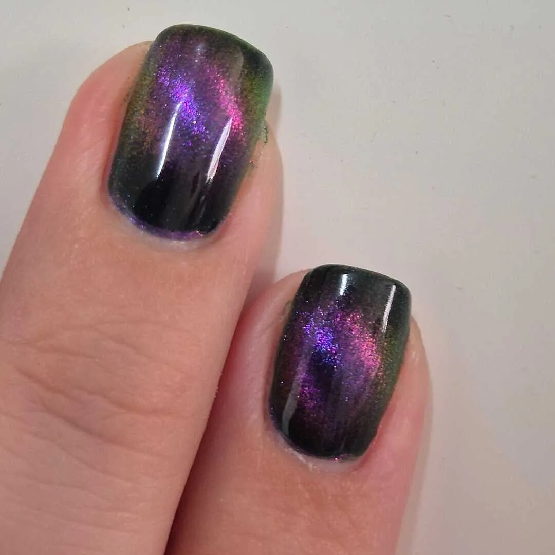 Cirque Colors Folie à Deux nagellack – magnetisk grön