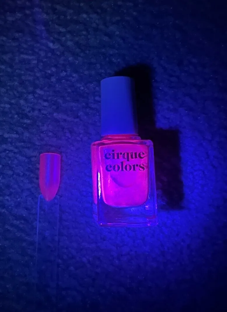 Cirque Colors Flamingo nagellack neonrosa blått skimmer