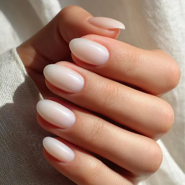 Modelones Milky White Oval Short lösnaglar 32-pack mjölkvit