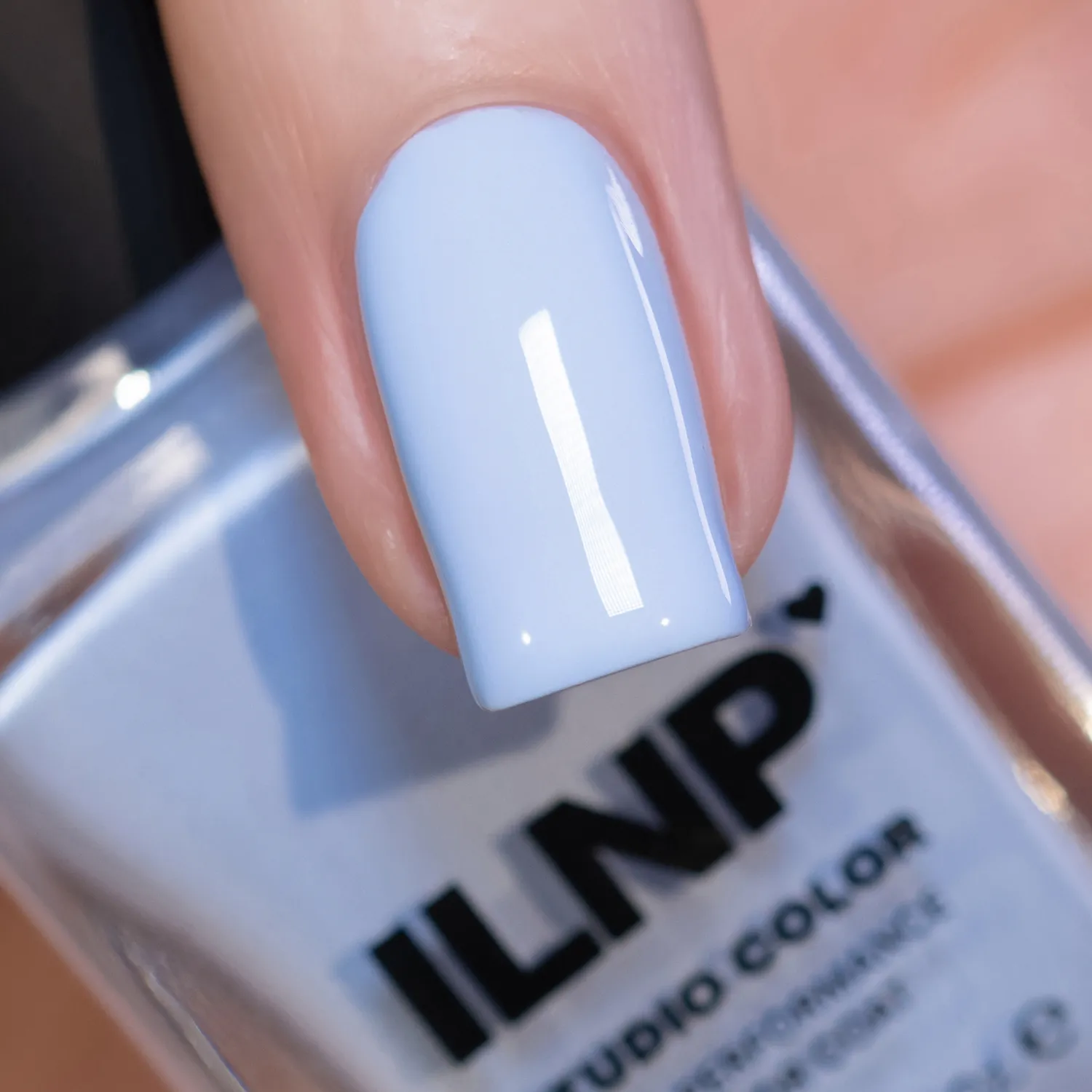 ILNP Snow Day Flurry nagellack ljusblå kräm