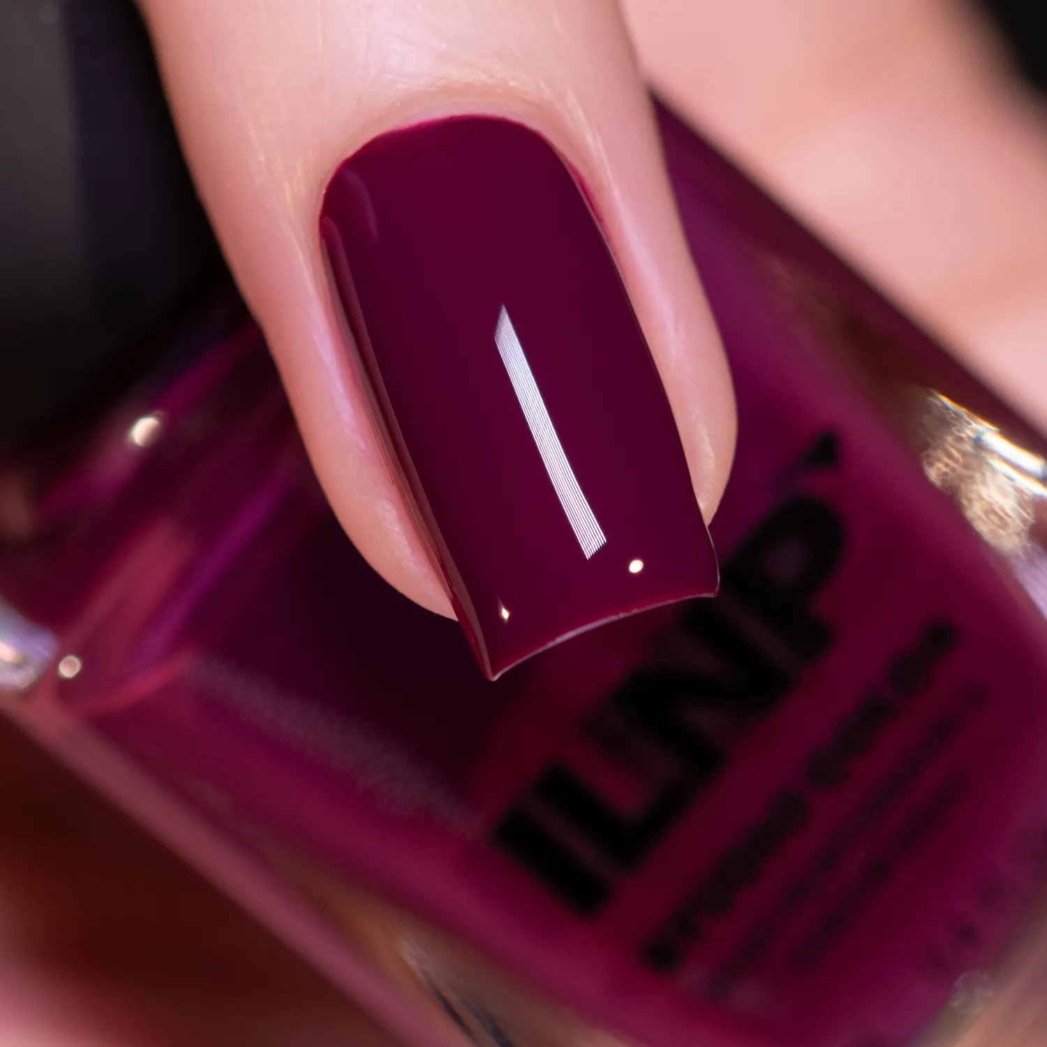 ILNP Fall Serenade Currant nagellack krämig mörklila