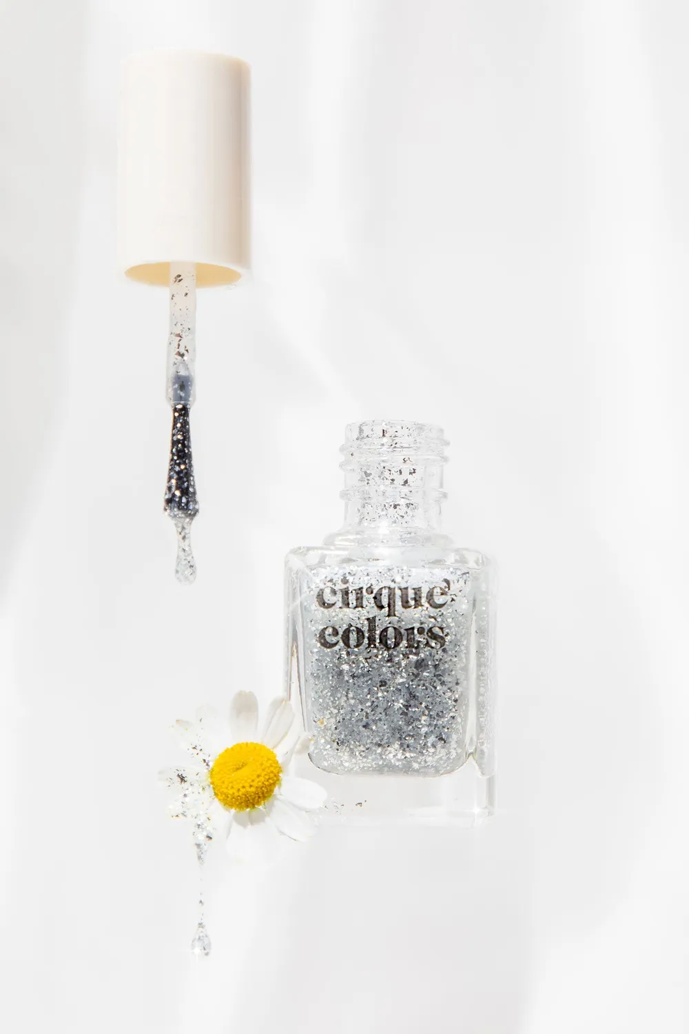 Cirque Colors Silver Lining nagellack silver flakes topper
