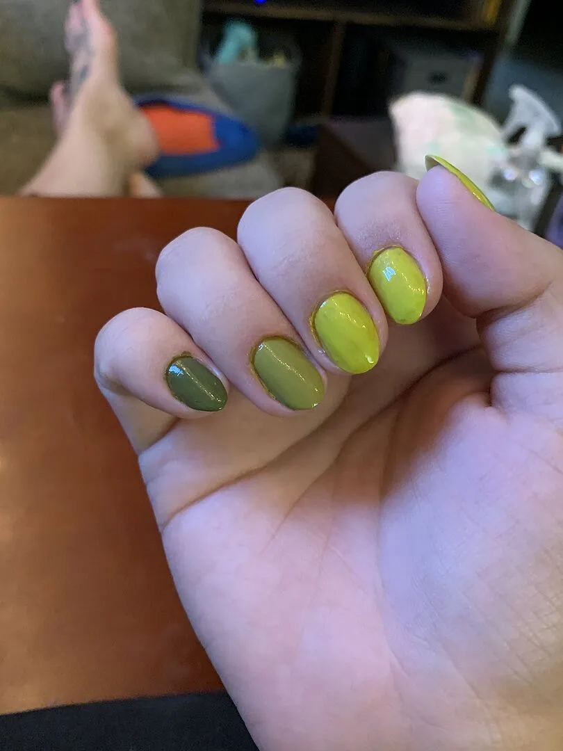 Cirque Colors Wall St nagellack olivgrön crème