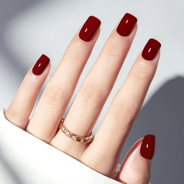 Modelones Wine Red lösnaglar kort fyrkantig 32-pack