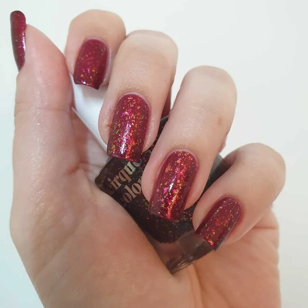 Cirque Colors Snozzberry nagellack jelly vinröd