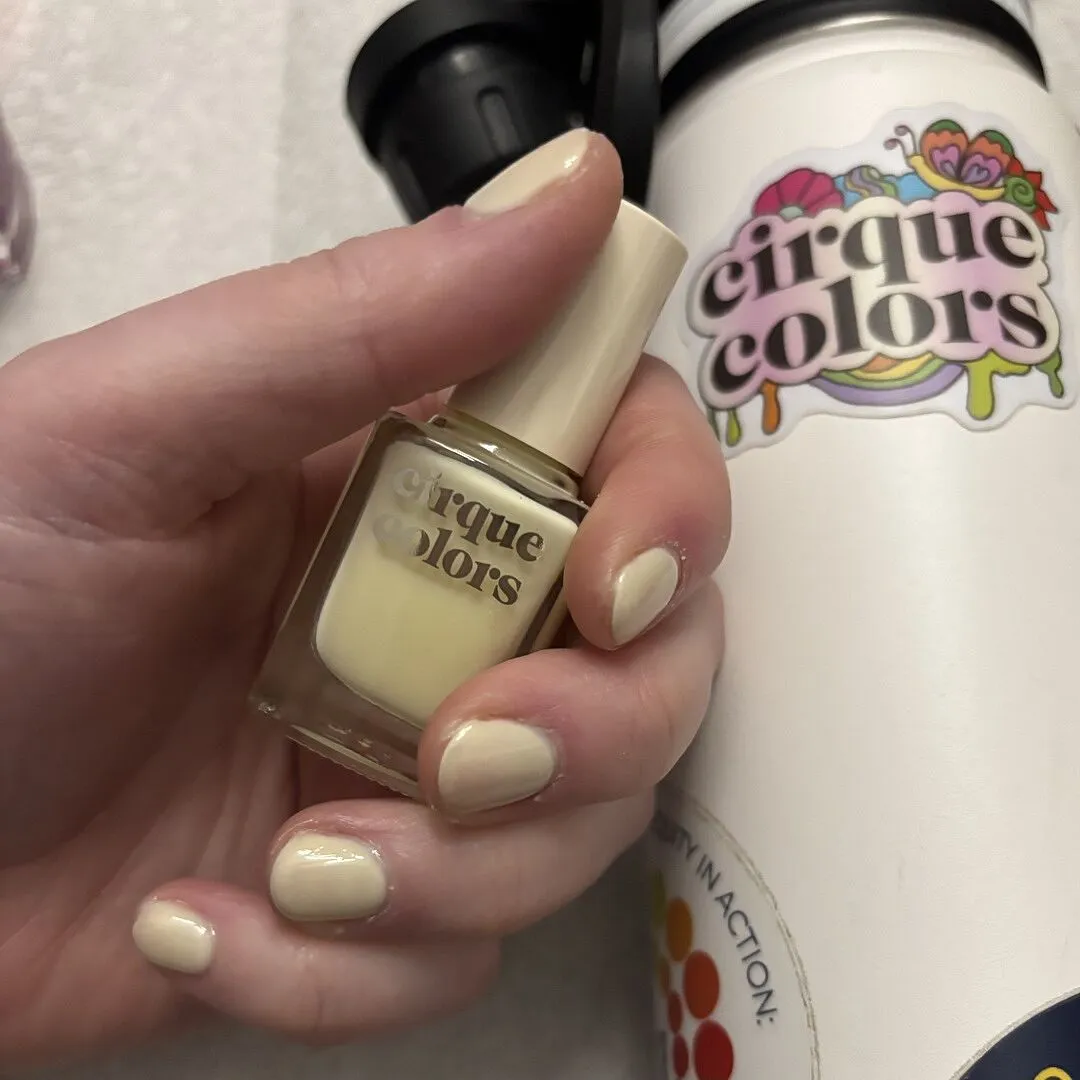 Cirque Colors Milk Glass nagellack off-white crelly
