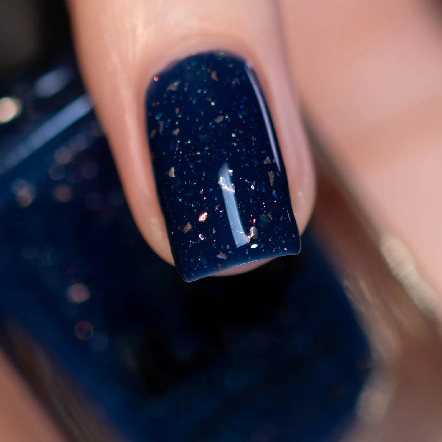 ILNP The Estate The Heir nagellack safirblå kopparflakes