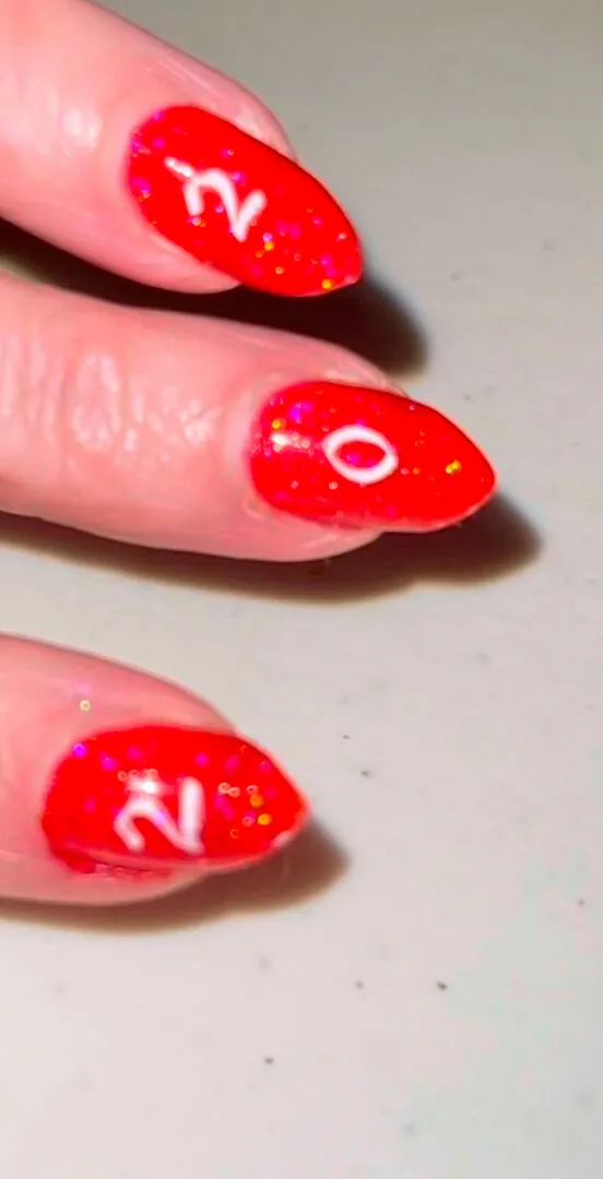 Cirque Red Bttms nagellack rött holografiskt
