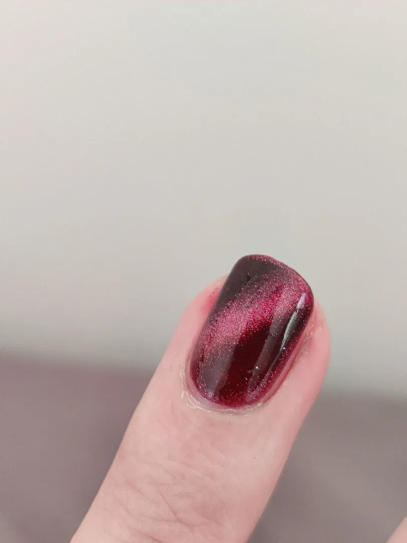 Cirque Colors Kinetic nagellack magnetiskt vinröd jelly