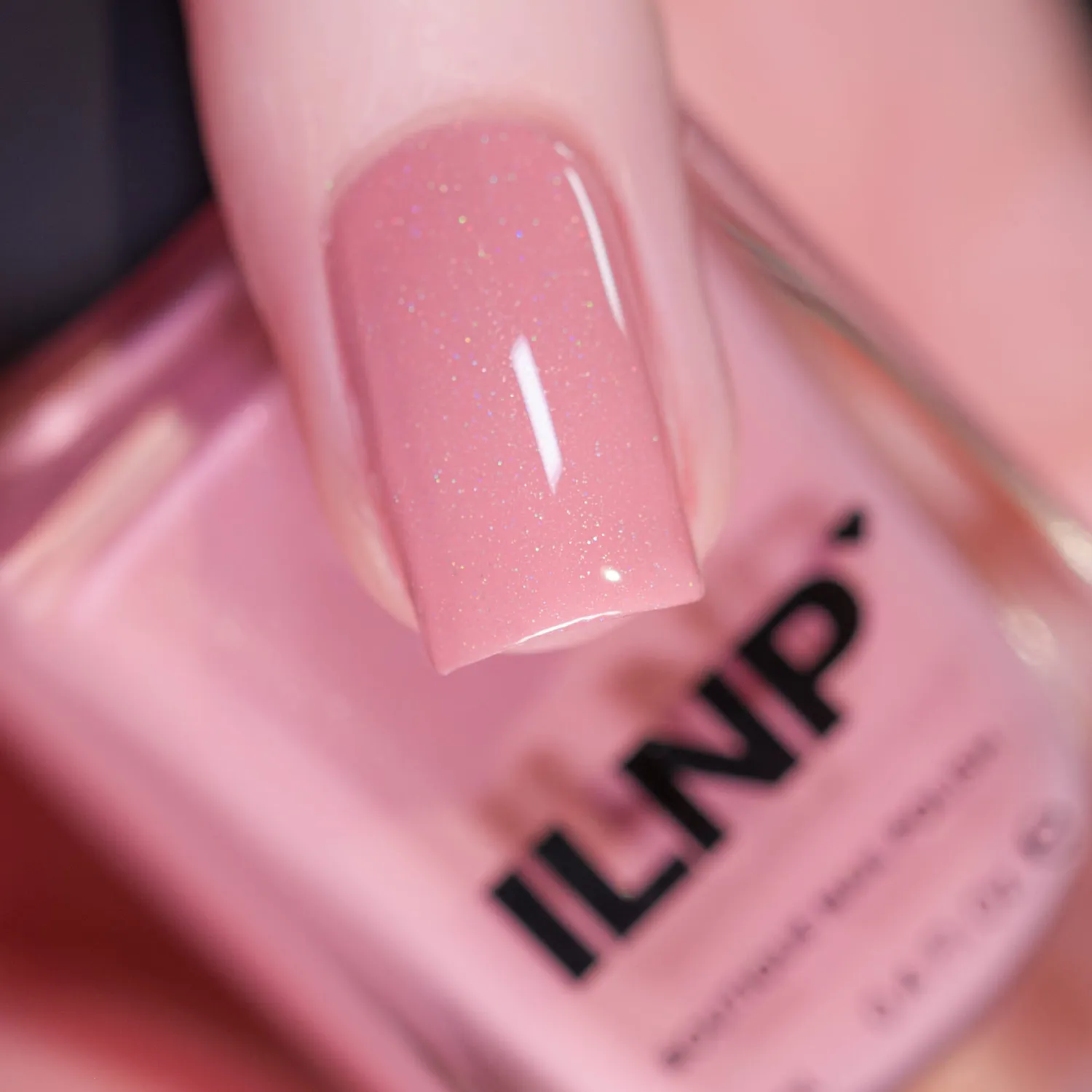 ILNP Full Bloom nagellack persikorosa holografisk