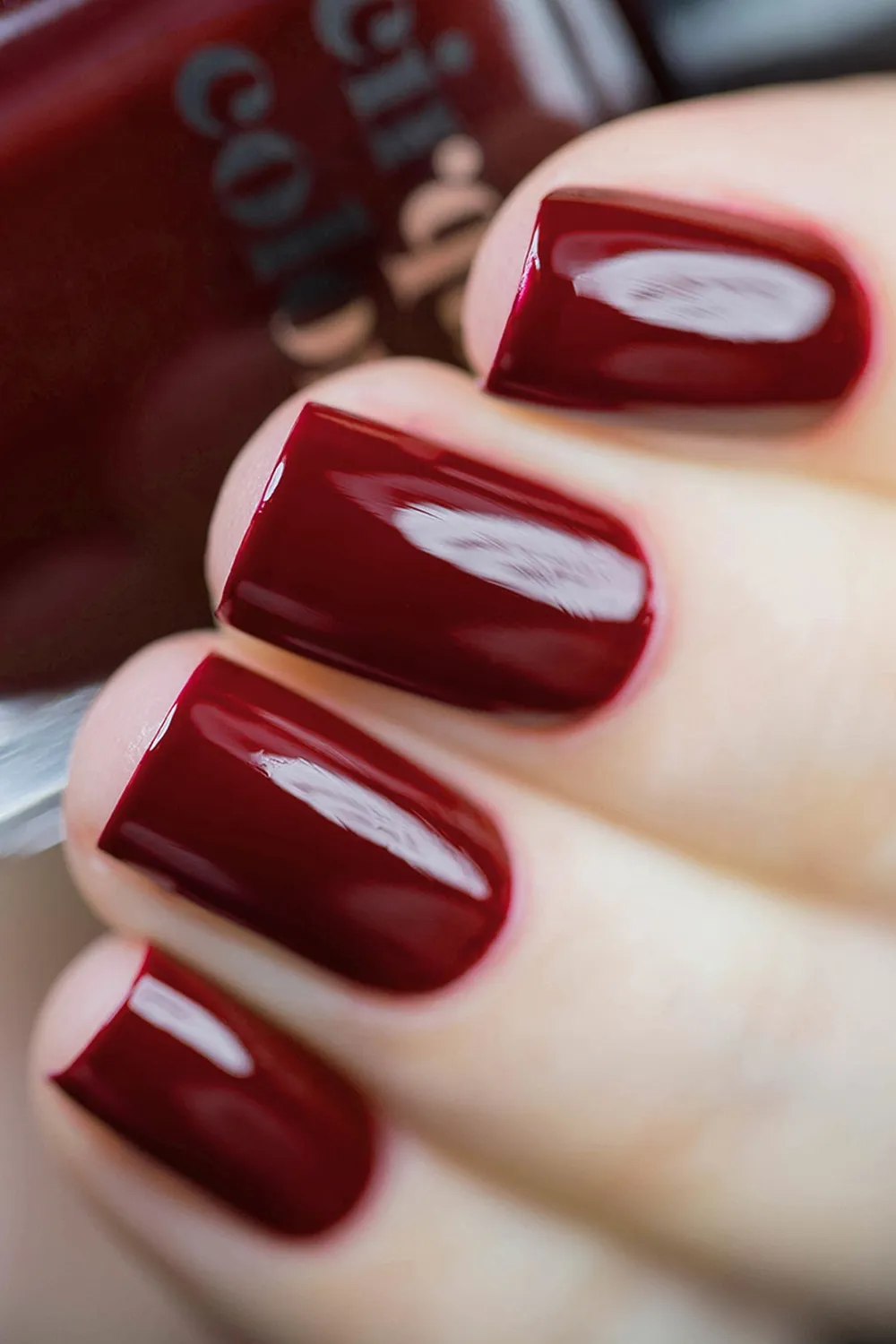 Cirque Colors Rouge Rockefeller nagellack crème vinröd