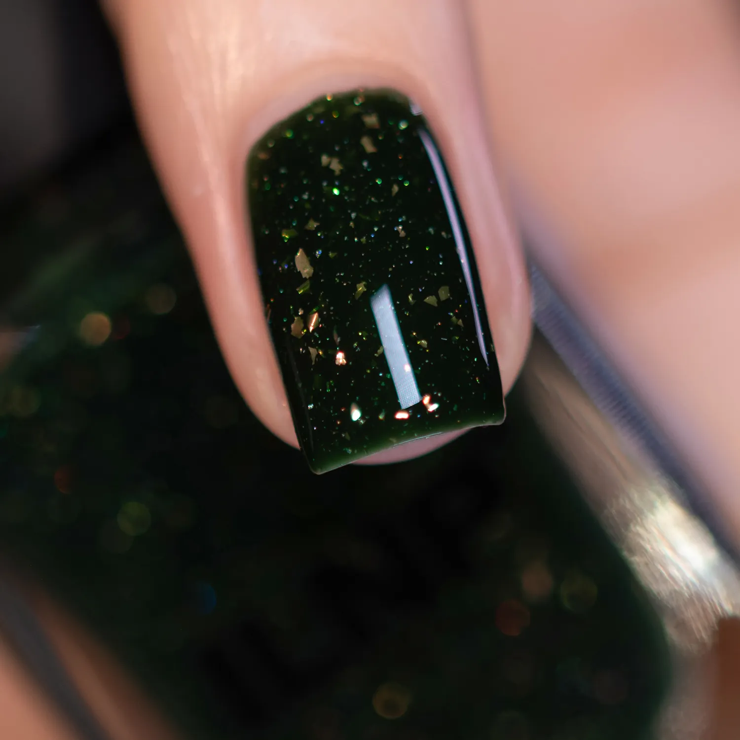 ILNP Overgrown nagellack mörkgrön crelly koppar