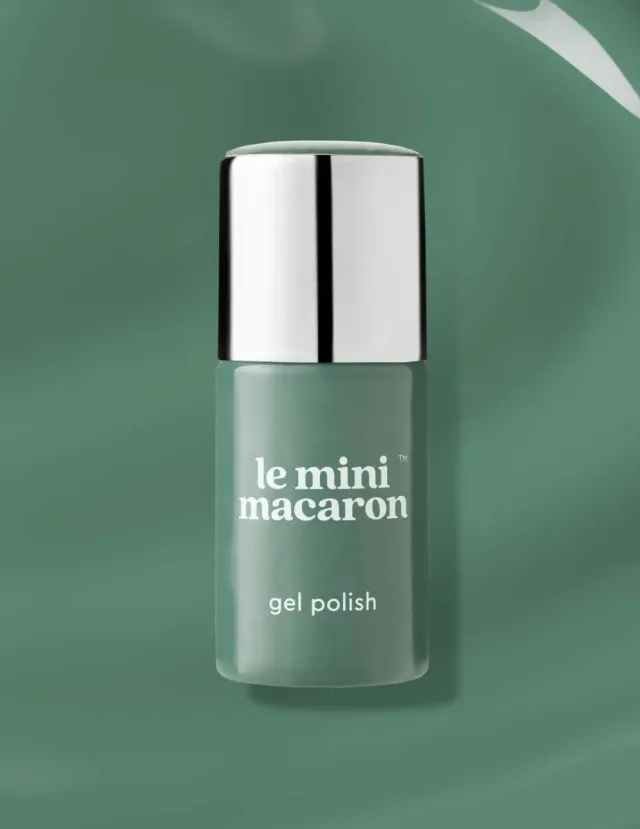 Le Mini Macaron Smoky Matcha gellack dämpad grön