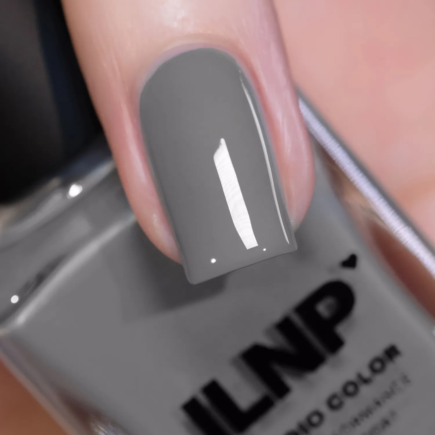 ILNP Cloudy Days nagellack krämig mellangrå