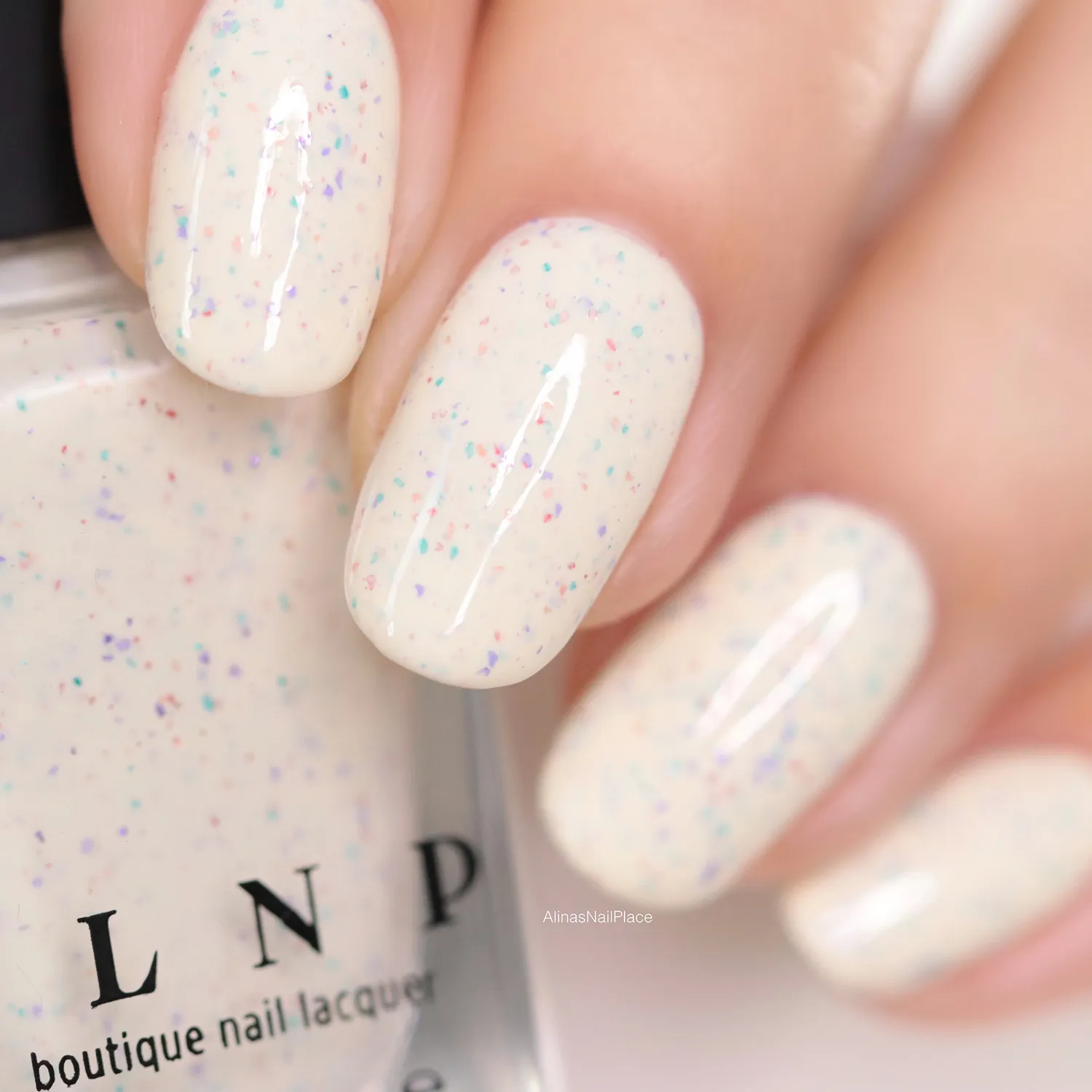 ILNP Tea Party Cake Pop nagellack krämvit prickig