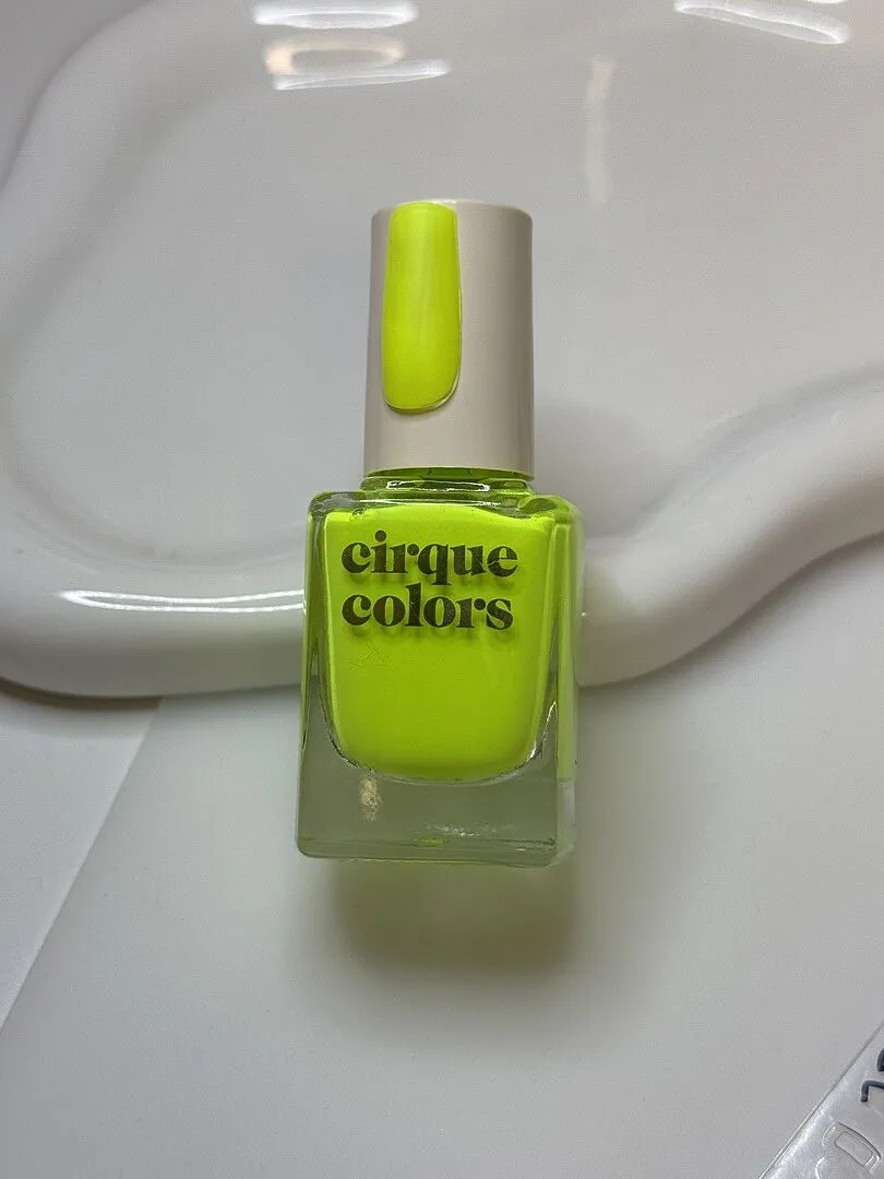 Cirque Colors Electric Daisy nagellack neon gul
