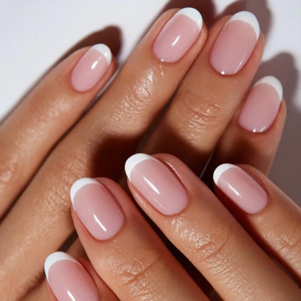 Modelones French Tip Short Oval lösnaglar 64-pack