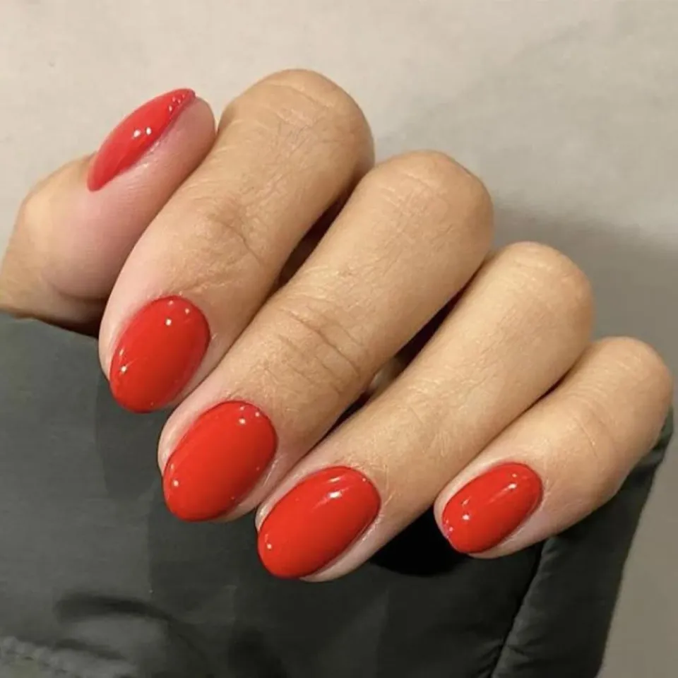 modelones Ruby Red lösnaglar röd krämig