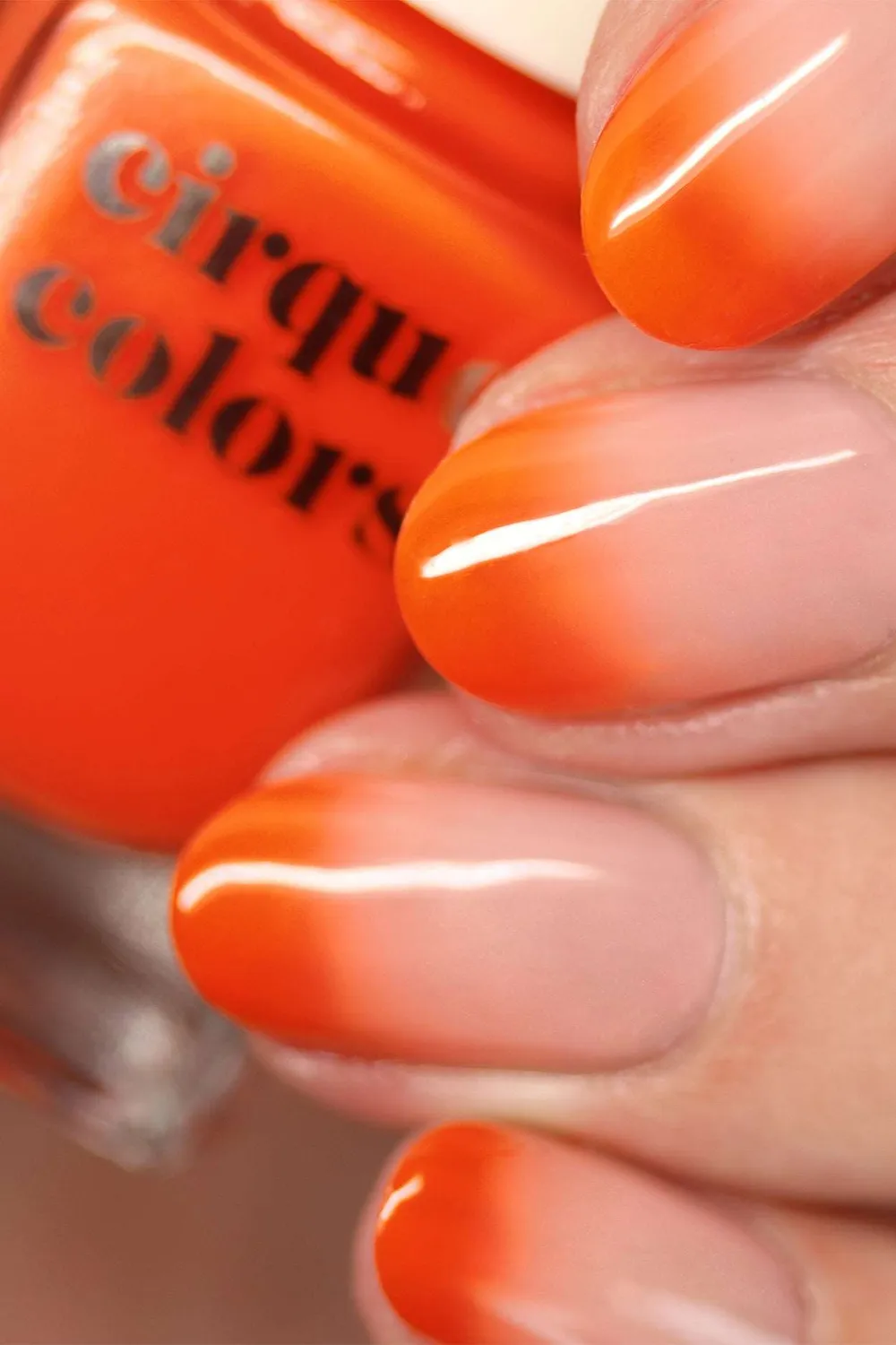 Cirque Colors Cast a Spell nagellack thermal holo