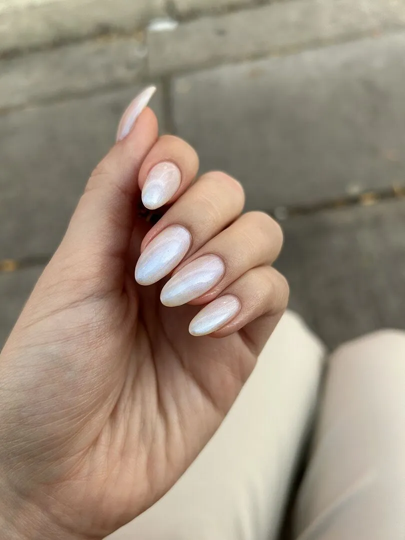 Cirque Colors Mystic Moonstone nagellack mjölkvit shimmer