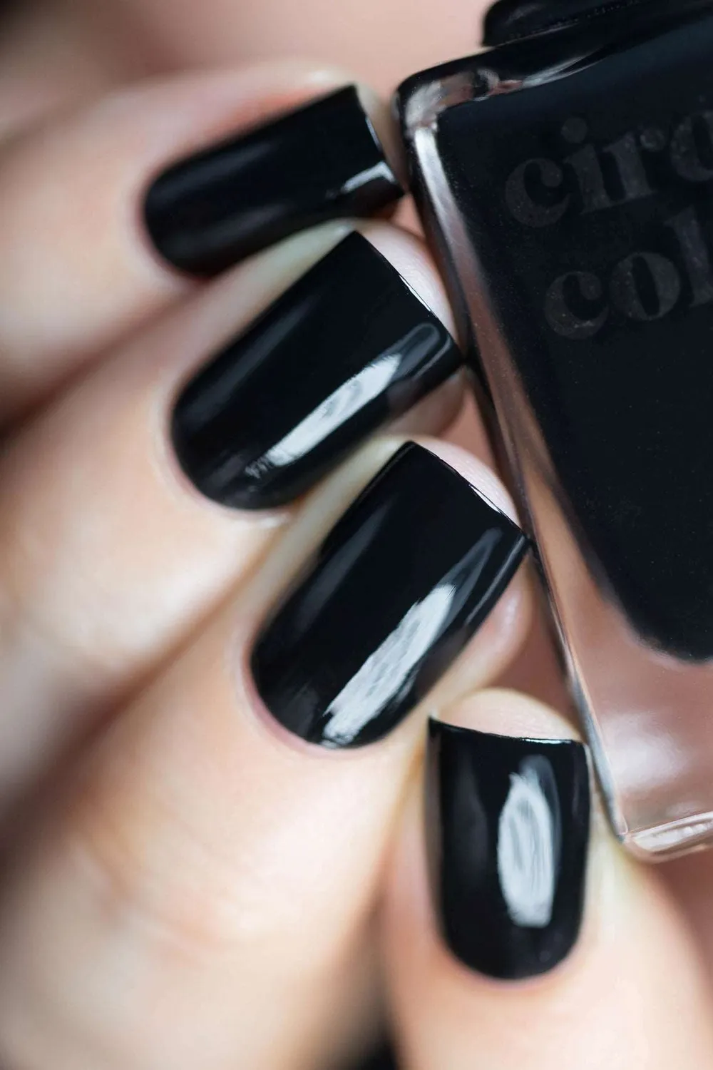 Cirque Memento Mori nagellack svart kräm