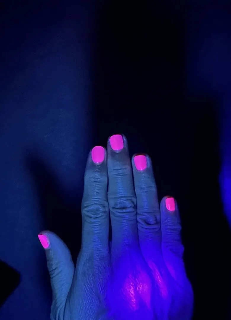 Cirque Colors Valley of the Dolls nagellack neonrosa