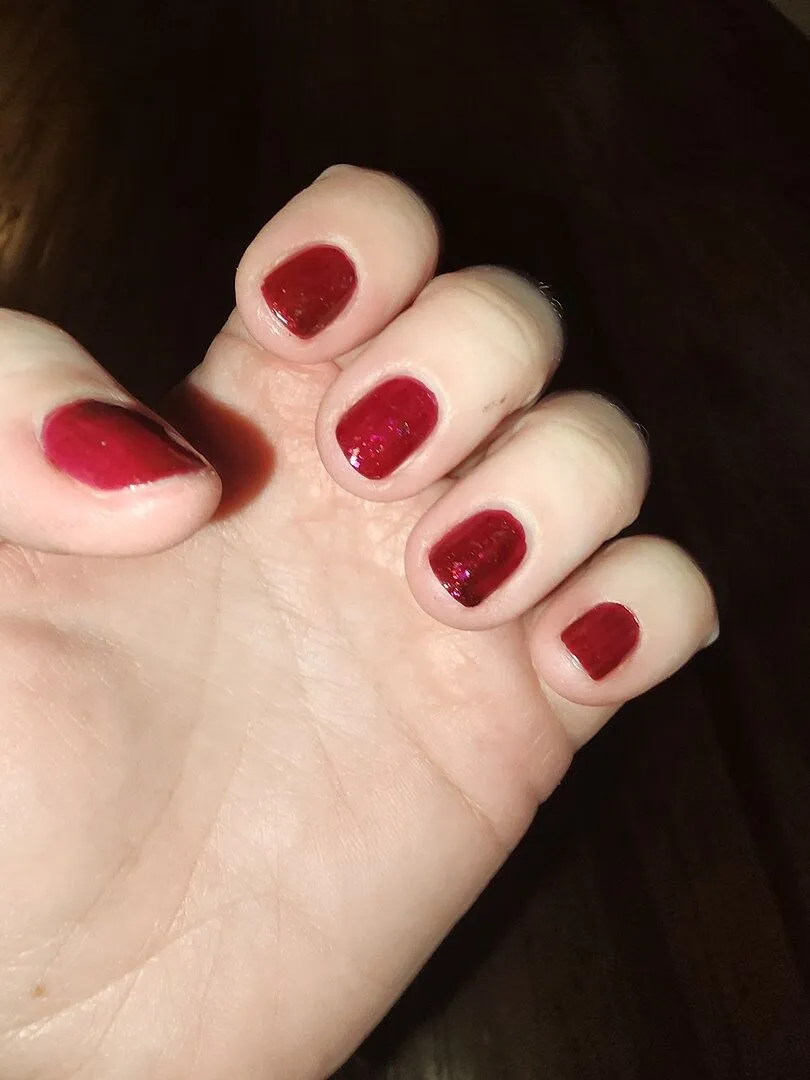 Cirque Colors Snozzberry nagellack jelly vinröd