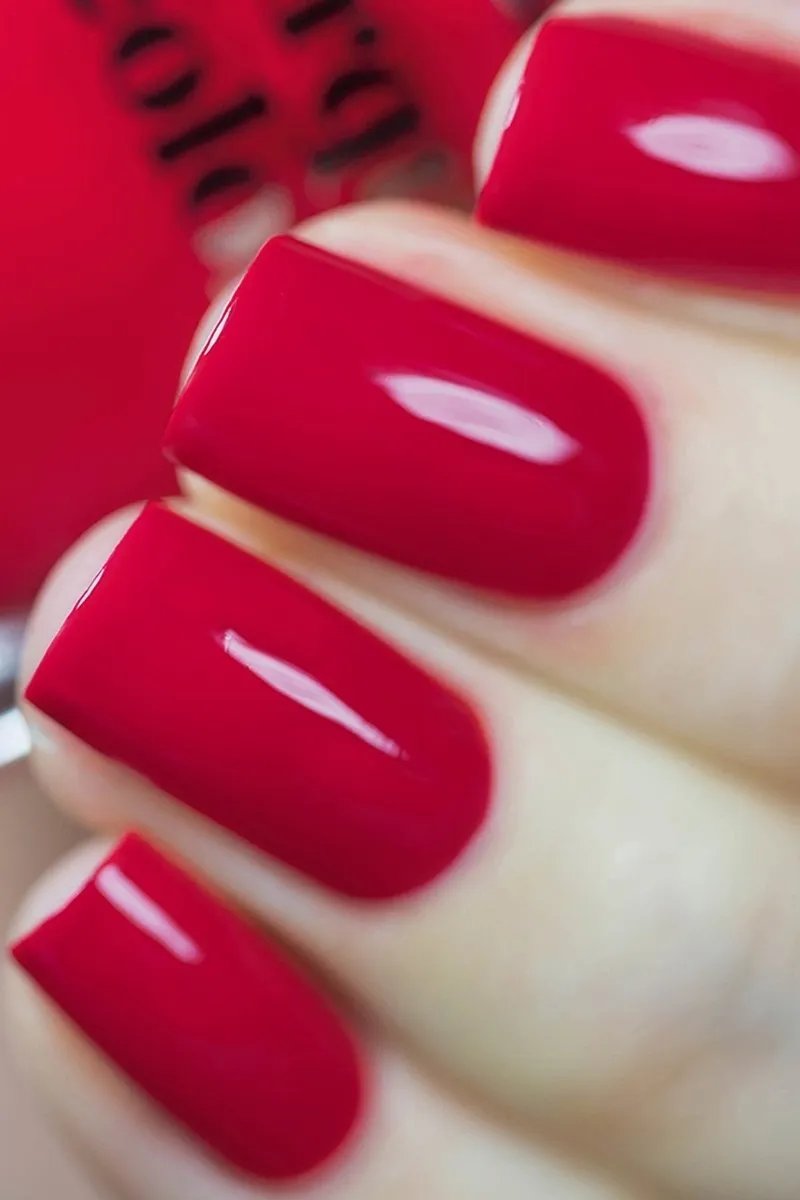 Cirque Colors Strawberry Fields nagellack röd