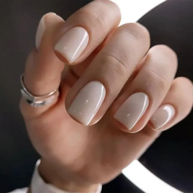 Modelones Milky Cream Nude lösnaglar beige kräm