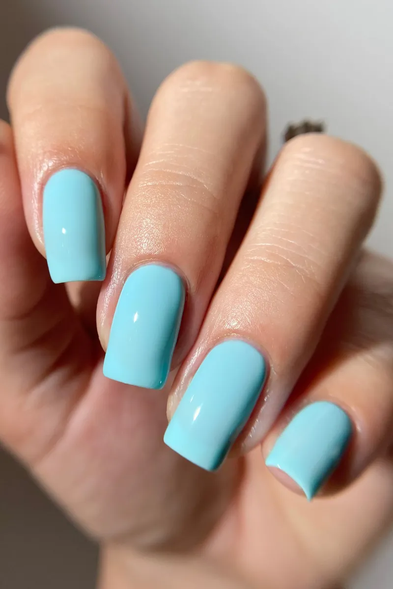 Cirque Colors Blue Bird nagellack ljusblå crelly