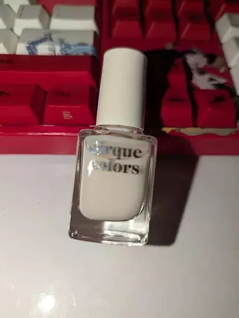 Cirque Colors Clean Slate underlack ojämna naglar