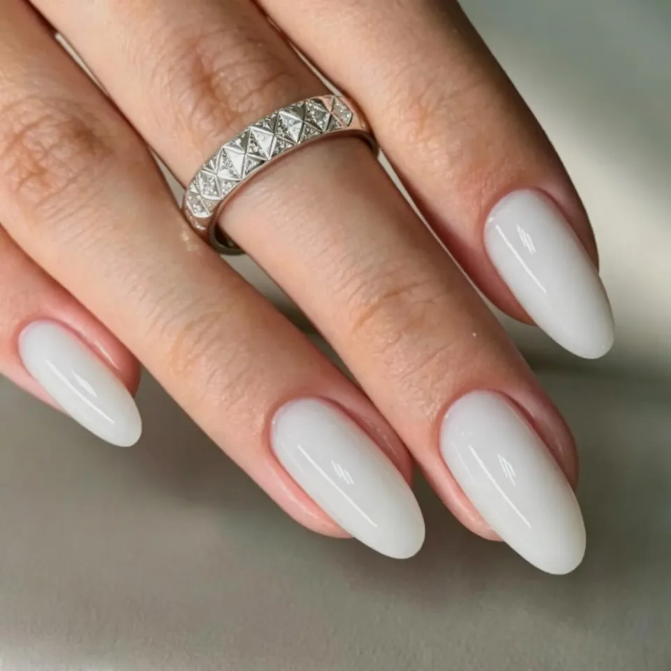 Modelones Milky White lösnaglar almond kort 32-pack