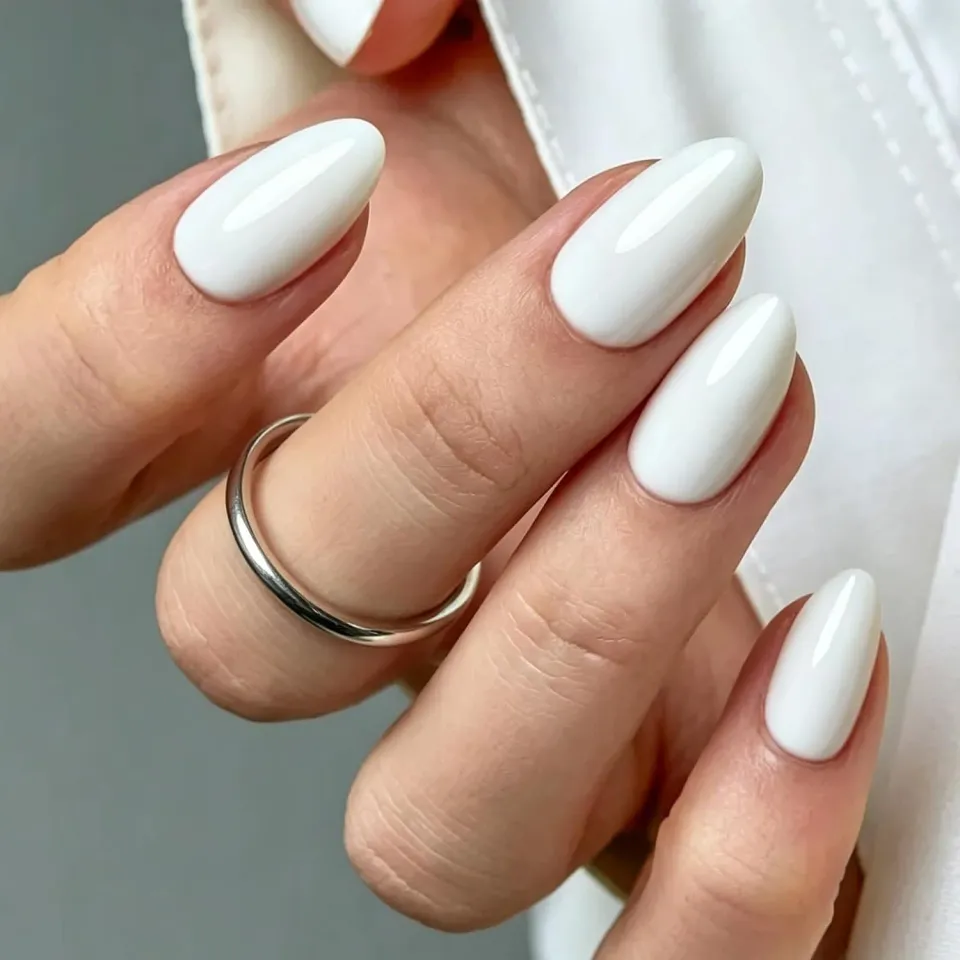 Modelones White press on nails 32-pack kort mandel vit