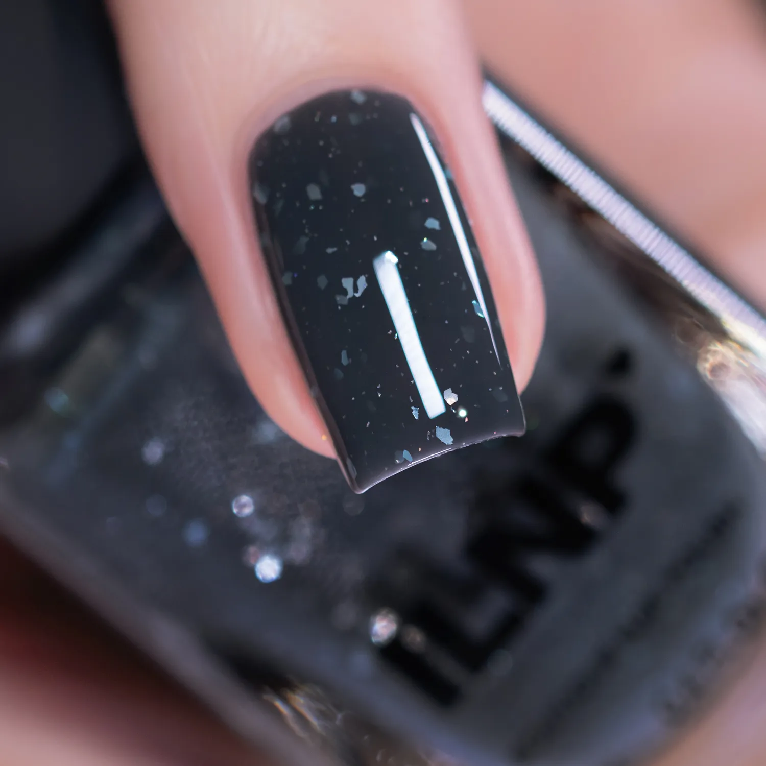 ILNP Overcast Thundercloud nagellack grå flakie shimmer