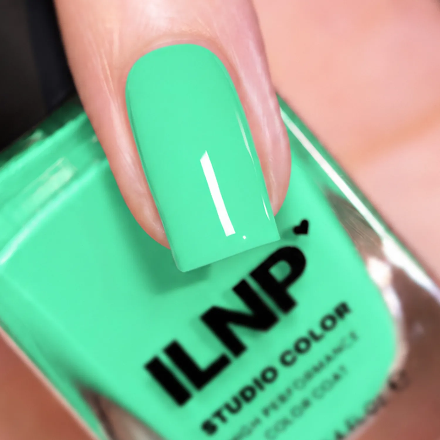 ILNP Bottoms Up nagellack ljusgrön kräm