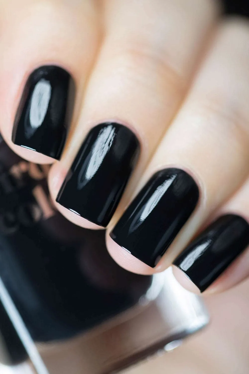 Cirque Memento Mori nagellack svart kräm