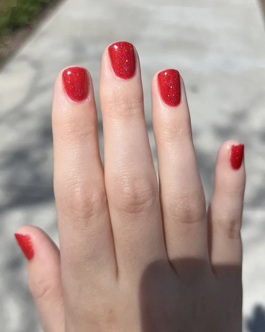Cirque Red Bttms nagellack rött holografiskt