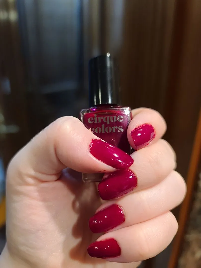 Cirque Colors Rouge Rockefeller nagellack crème vinröd