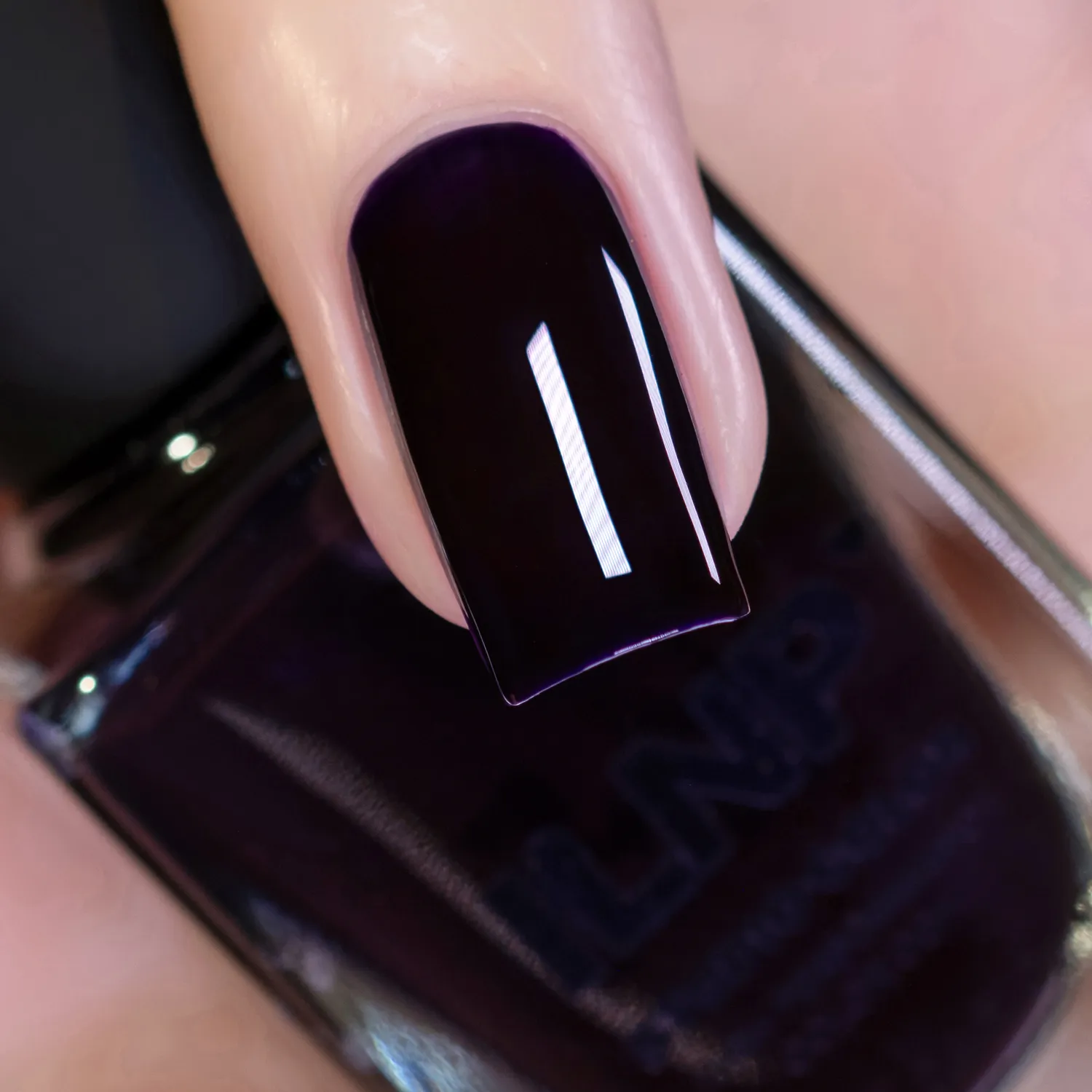 ILNP Nightshade nagellack mörk aubergine jelly