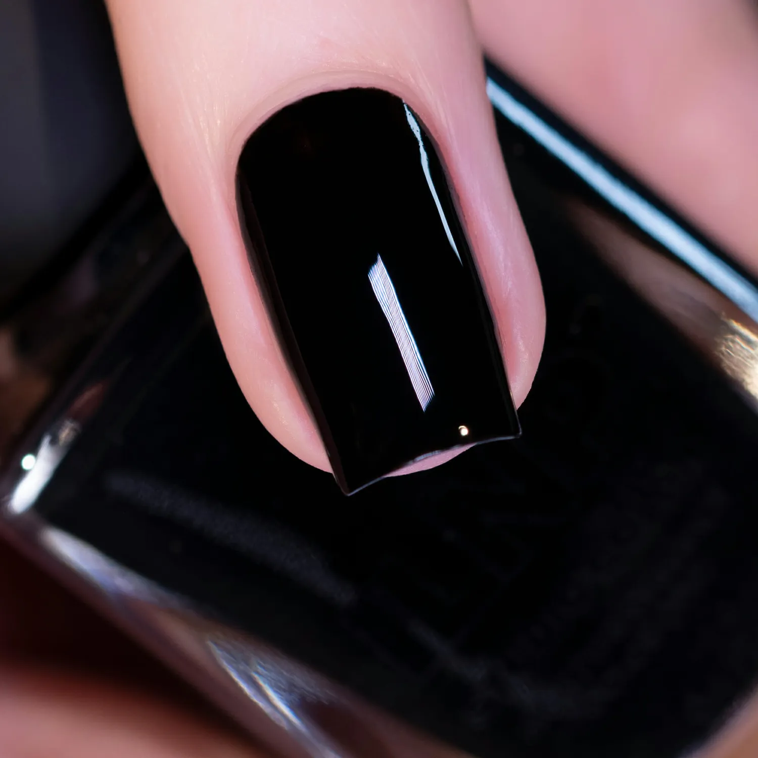 ILNP Ink Studio Color nagellack svart kräm ett lager