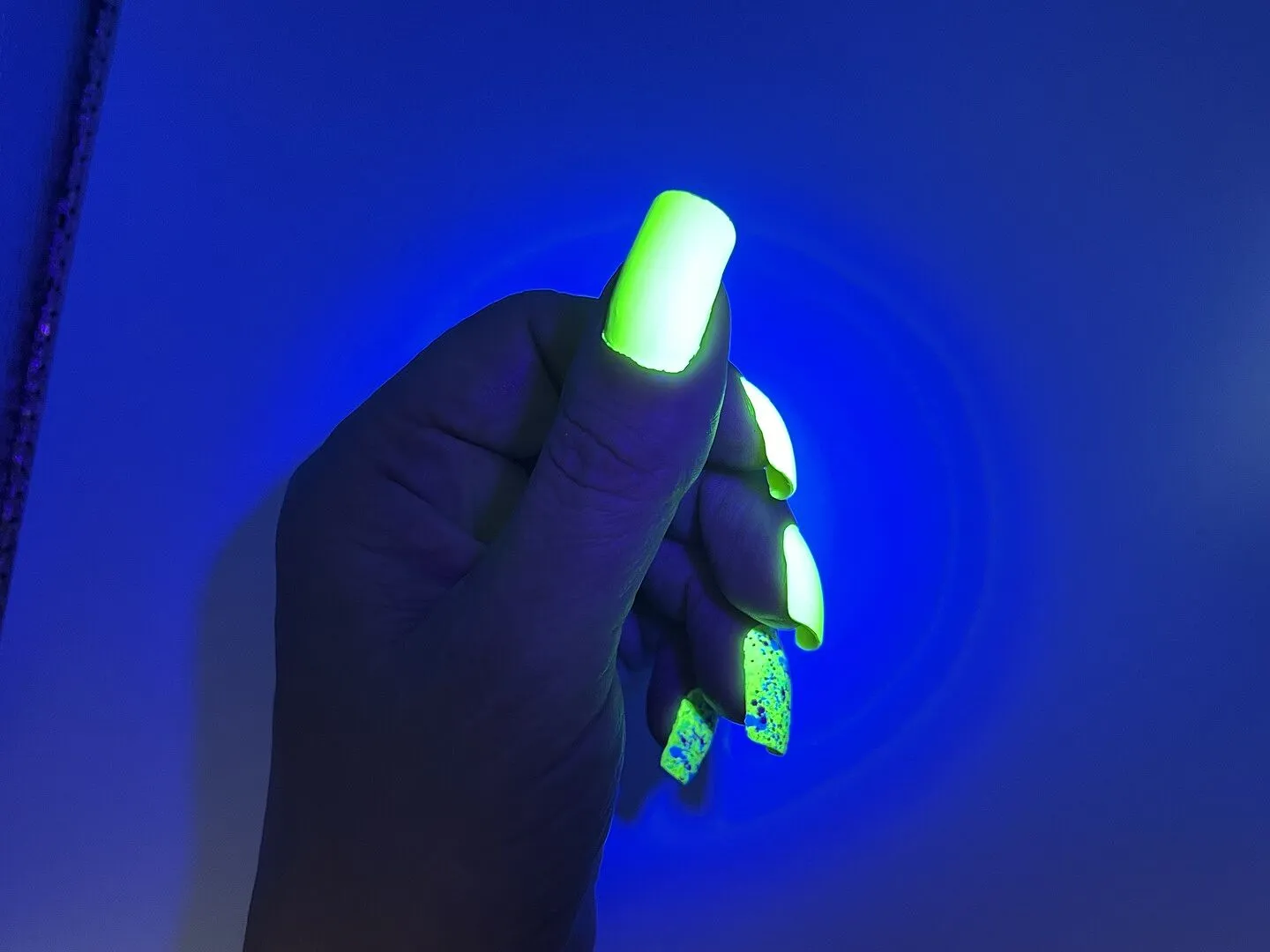 Cirque Colors Electric Daisy nagellack neon gul