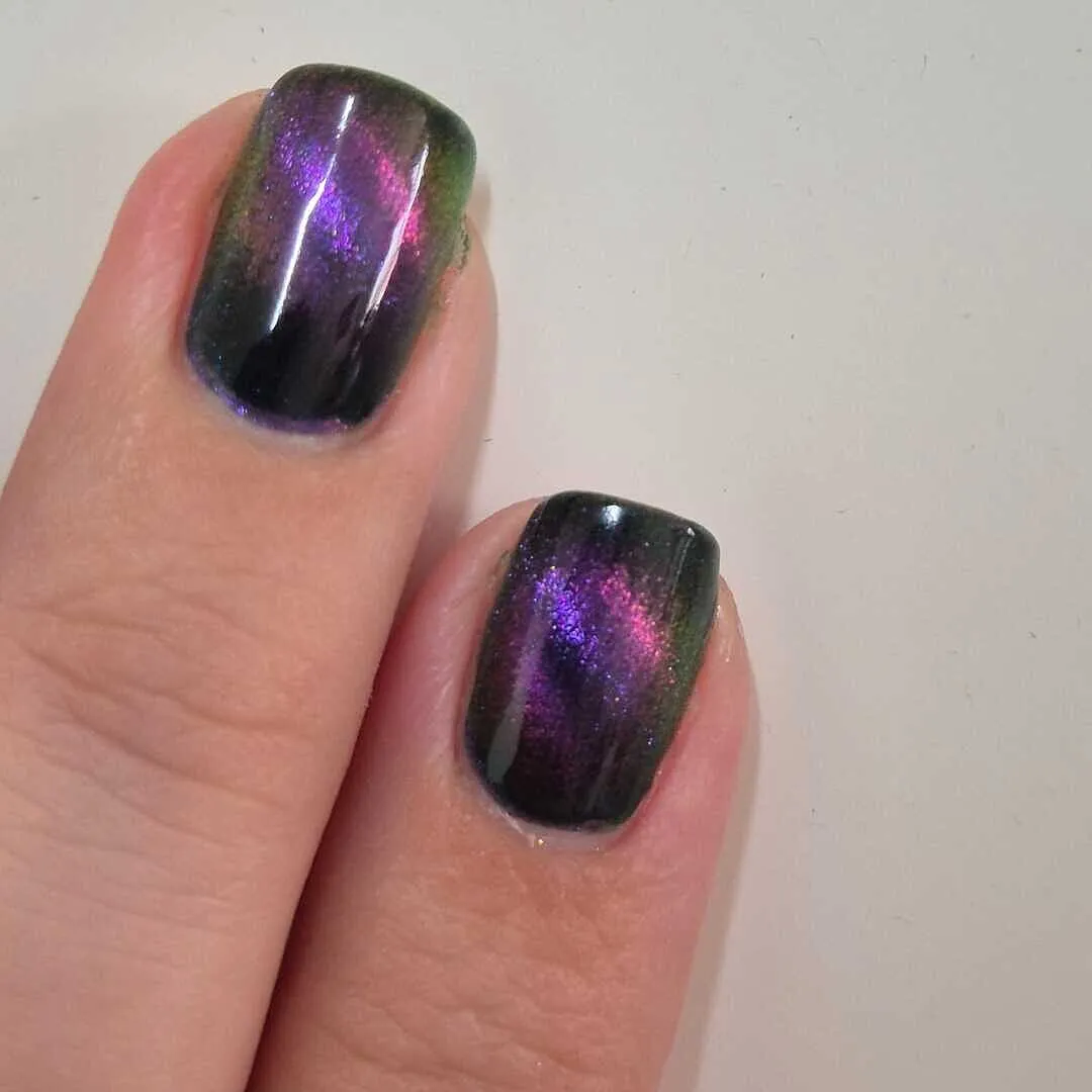 Cirque Colors Folie à Deux nagellack – magnetisk grön
