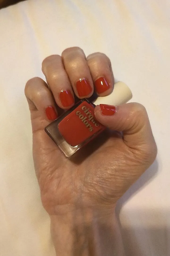 Cirque Colors Strawberry Fields nagellack röd