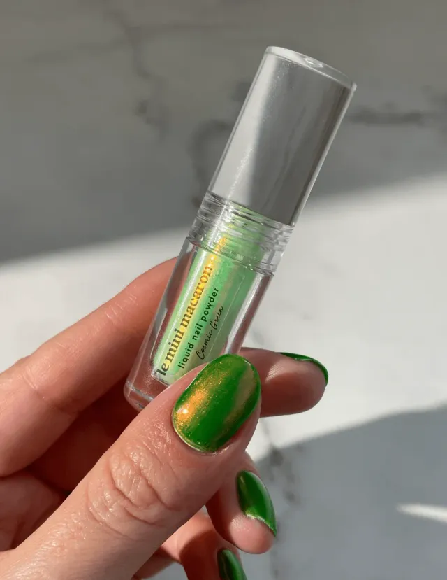Le Mini Macaron Cosmic Green nagelpuder gräsgrön